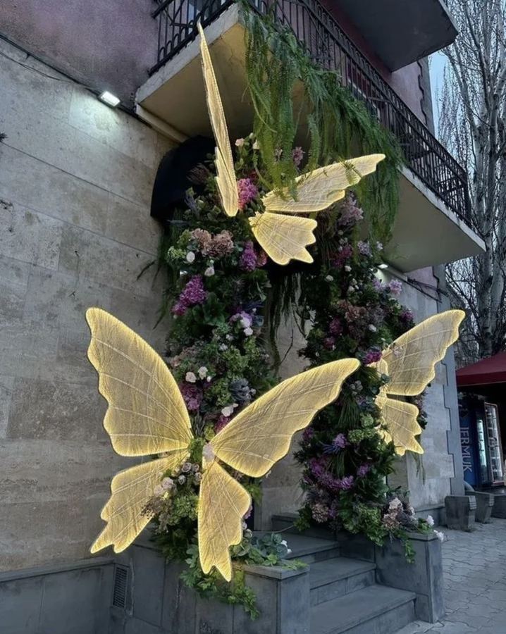 Декоративная фотозона с бабочками и светом